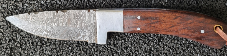 Damast stalen mes 280 lagen met drop point lemmet met schede (Nr7)