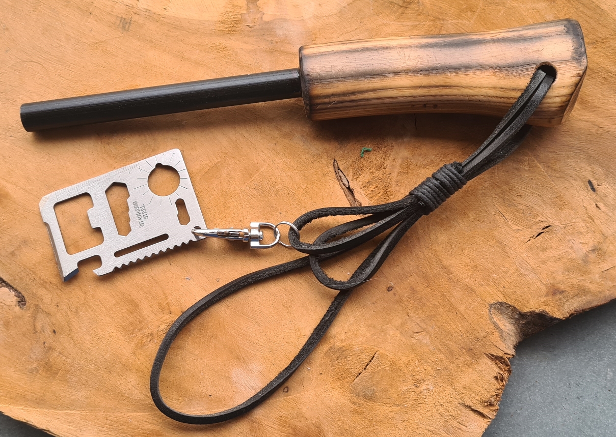 Firesteel ( ferroceriumrod) handvat en survival kaart als striker/scraper - Afbeelding 3