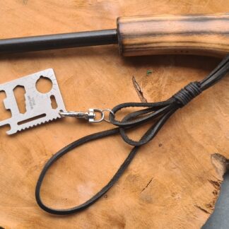 Firesteel ( ferroceriumrod)  handvat en survival kaart als striker/scraper